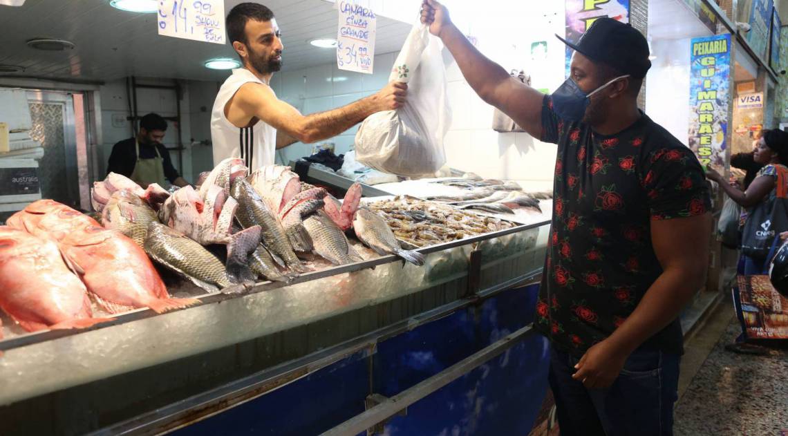 Vitor Souza compra peixes no tradicional Mercado São Pedro, em Niterói
