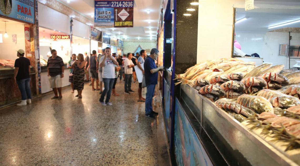 Rio,08/04/2020-COVID-19-CORONA VIRUS,NITEROI, Mercado de Peixe Sao Pedro , venda de peixes para a Semana Santa.Na foto. movimentacao no mercado de peixes.Foto: Cleber Mendes/Agência O Dia
