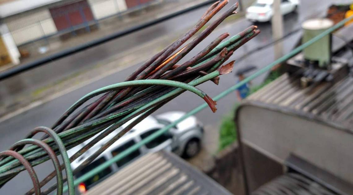 Os cabos danificados pelo tiro