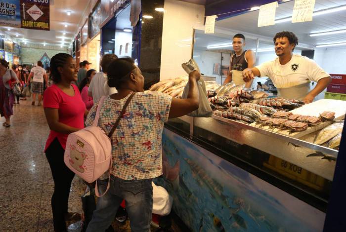 Janice e Marta compram peixes no tradicional Mercado São Pedro, em Niterói

