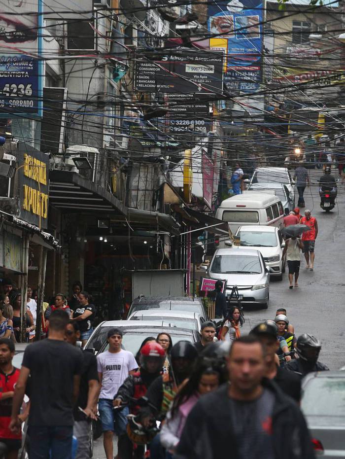 Favela da Rocinha, em São Conrado. Moradores de comunidades têm dificuldades para se manter