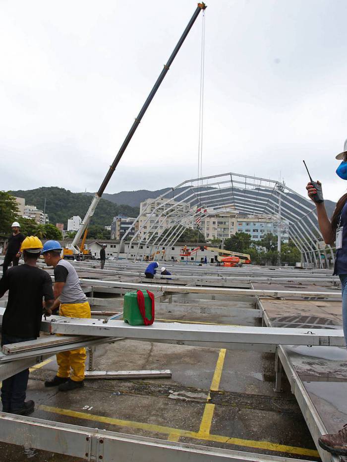 Recém-formada, Karolline Luigi comanda os trabalhos no hospital de campanha. Antes de entrar na obra, todos passam por medição de temperatura