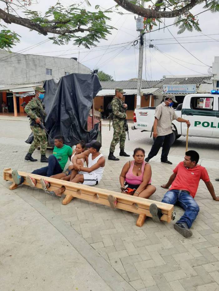 Pessoas cumprem punição em cidade na Colômbia