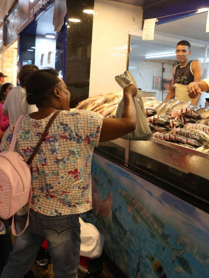 Janice e Marta compram peixes no tradicional Mercado São Pedro, em Niterói
