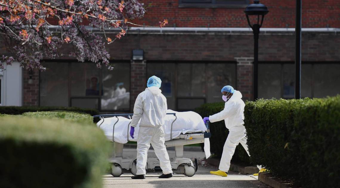 A equipe médica com paciente de coronavírus em Nova York - AFP