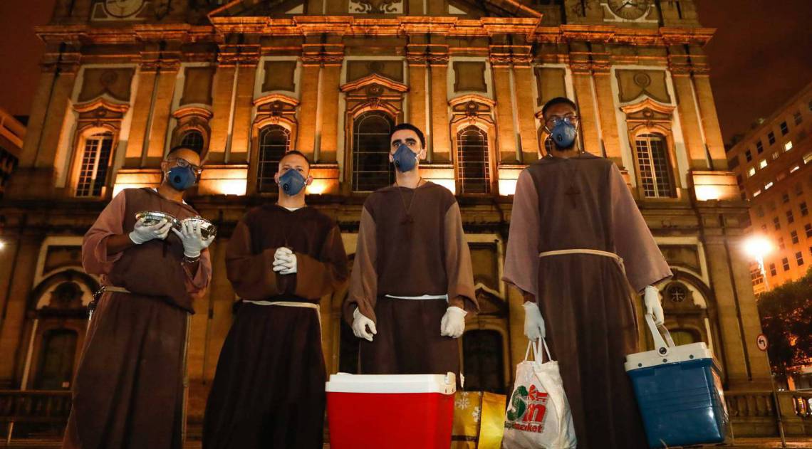 Rio, 08/04/2020, Irmaos da Toca de Assis doam comidas a moradores de rua no Centro, foto de Gilvan de Souza / Agencia O Dia