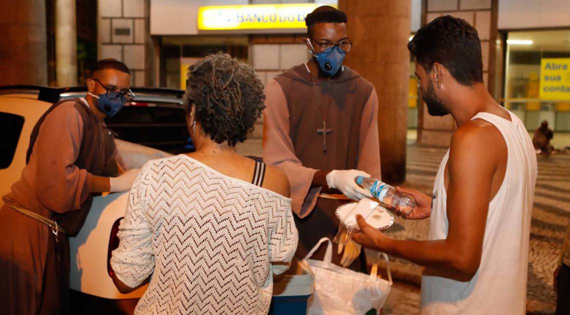Rio, 08/04/2020, Irmaos da Toca de Assis doam comidas a moradores de rua no Centro, foto de Gilvan de Souza / Agencia O Dia