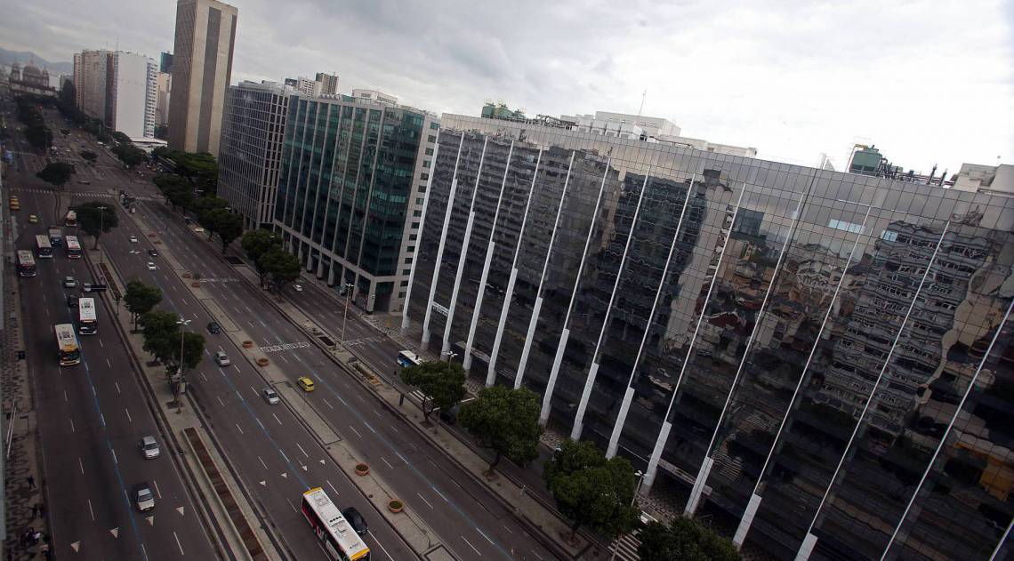 Rio - 09/04/2020 - COVID 19 - CORONAVÍRUS - Movimentação de pessoas e veículos na Av. Presidente Vargas, no Centro do Rio. Em época de quarentena, muitas pessoas pelas ruas. Foto: Daniel Castelo Branco / Agencia O Dia - Daniel Castelo Branco