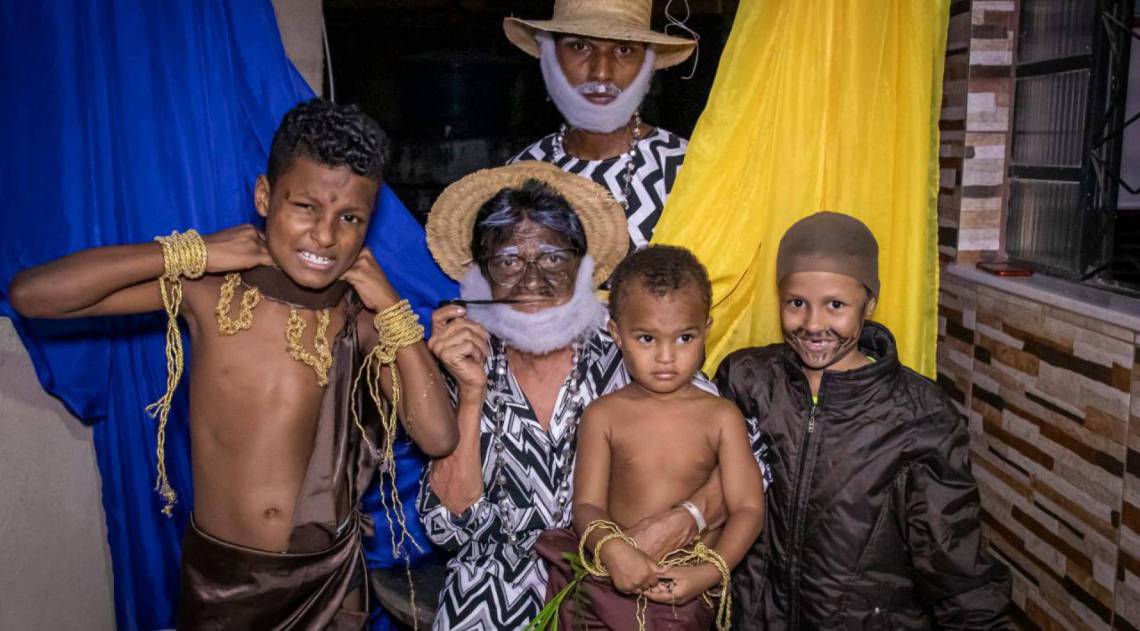 FamÃ­lia da Zona Norte faz parÃ³dias com escolas de samba para fugir da rotina
