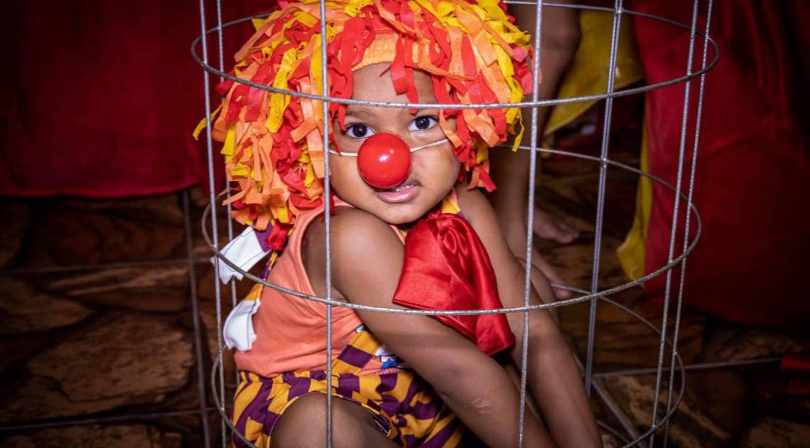 Família da Zona Norte faz paródias com escolas de samba para fugir da rotina