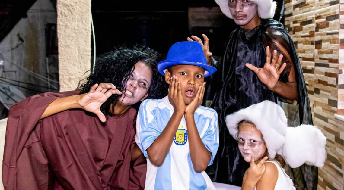 Família da Zona Norte faz paródias com escolas de samba para fugir da rotina