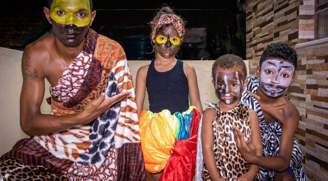 FamÃ­lia da Zona Norte faz parÃ³dias com escolas de samba para fugir da rotina