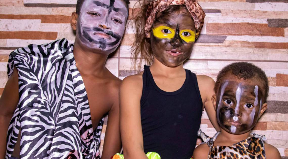 Família da Zona Norte faz paródias com escolas de samba para fugir da rotina