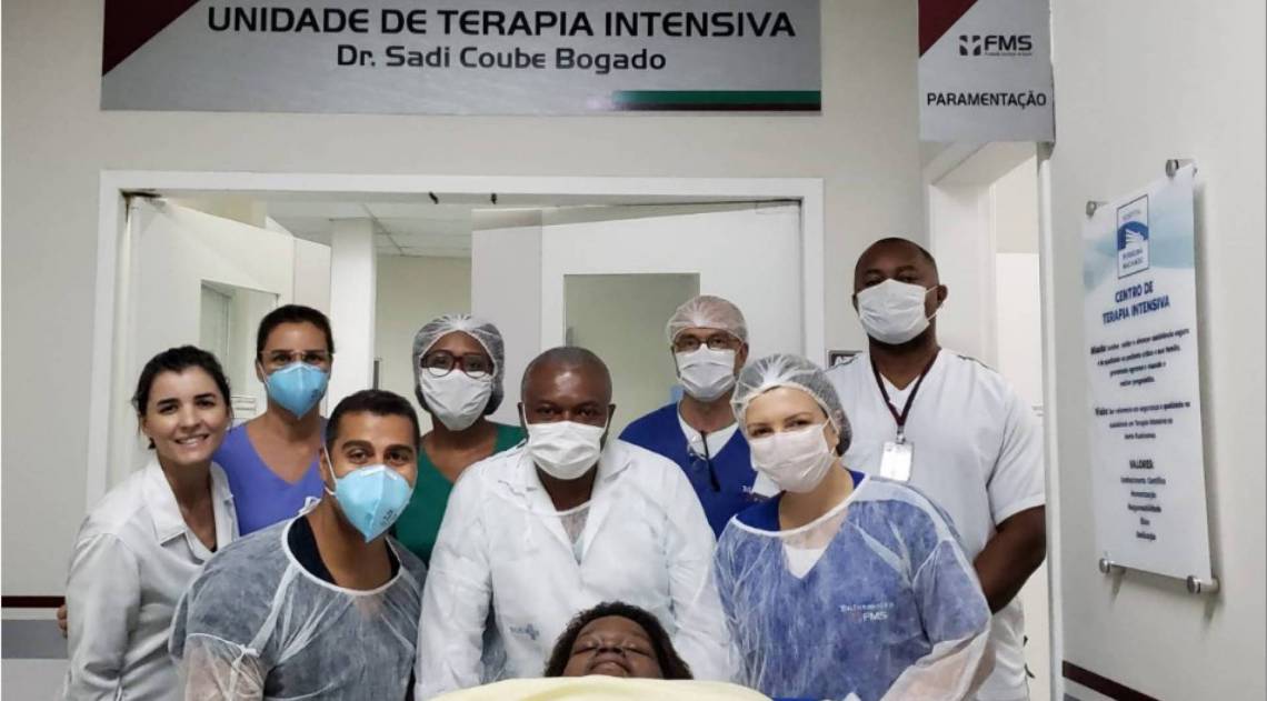 A equipe médica do Hospital Ferreira Machado, em Campos, comemora a recuperação de uma jovem que entrou em coma depois de dar à luz em meio a três cirurgias - Divulgação prefeitura de Campos