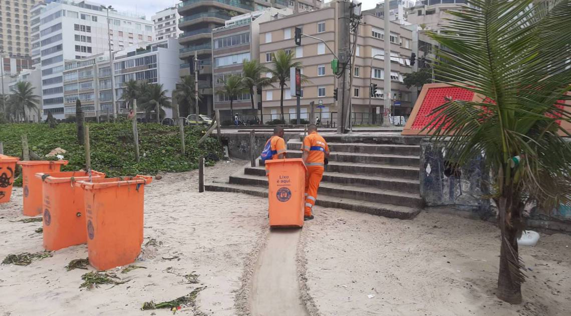Equipes começaram o trabalho nas prais da Zona Sul e Zona Oeste - Comlurb / Divulgação