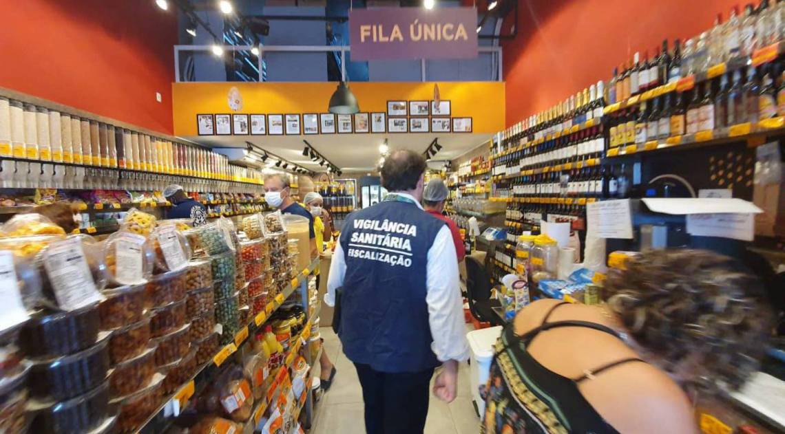 Vigilância Sanitária fiscalizou comércios de Bangu, na Zona Oeste - Secretaria Municipal da Casa Civil / Divulgação 