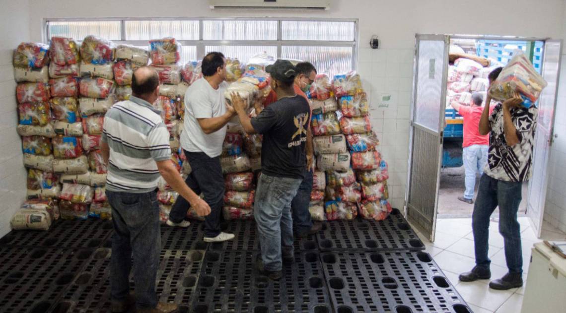 Nesta quinta-feira, dia 09, uma rede de supermercados e atacadistas de Volta Redonda realizaram a doação de 560 cestas básicas para serem distribuídas paras as famílias carentes da cidade