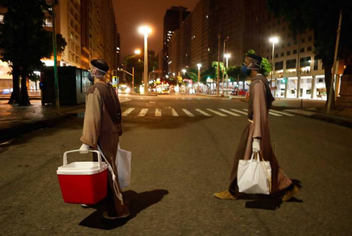 Rio, 08/04/2020, Irmaos da Toca de Assis doam comidas a moradores de rua no Centro, foto de Gilvan de Souza / Agencia O Dia