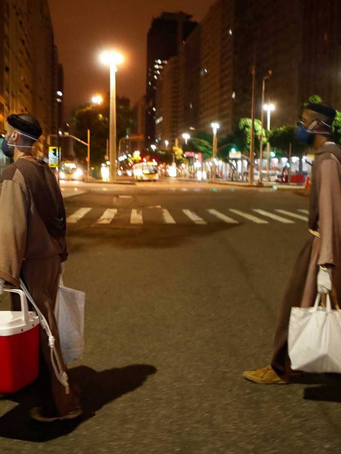 Rio, 08/04/2020, Irmaos da Toca de Assis doam comidas a moradores de rua no Centro, foto de Gilvan de Souza / Agencia O Dia