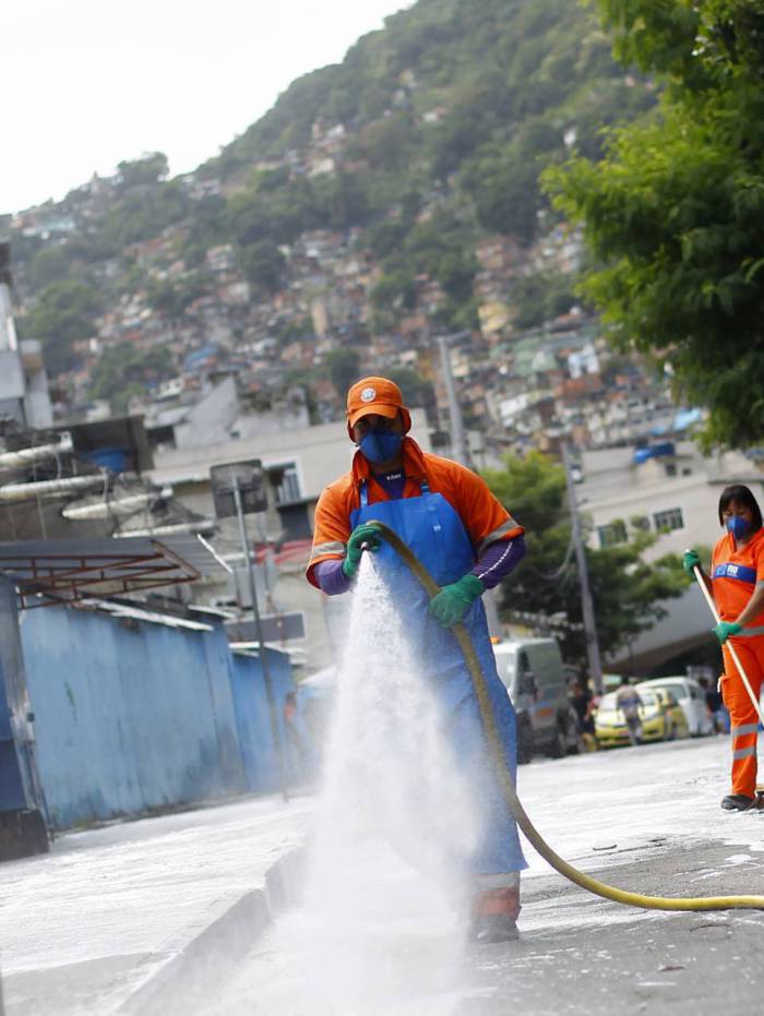 Rio de Janeiro 09/04/2020 - Comlurb faz limpeza na comunidade da Rocinha. Foto: Luciano Belford/Agencia O Dia