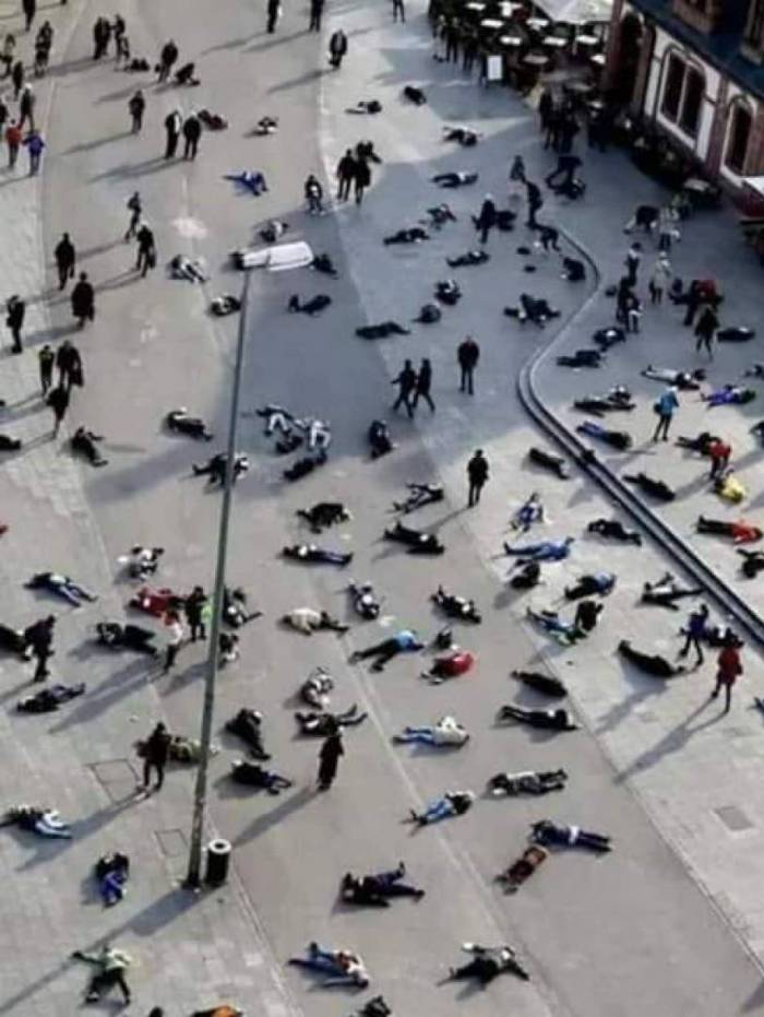 Foto impressionante que circula na Internet não é de pessoas mortas no meio da rua na Itália
