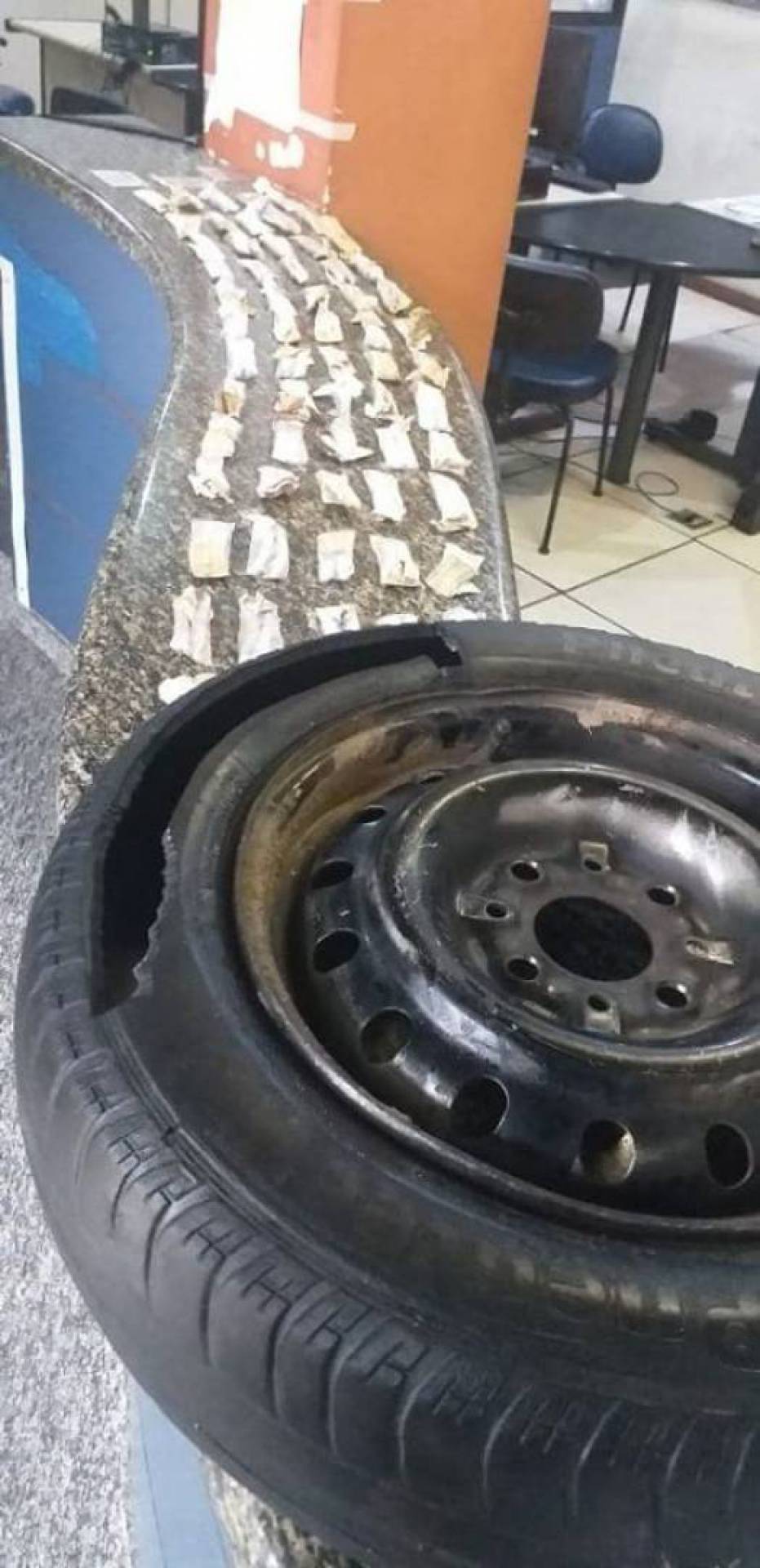 A droga foi apreendida dentro de um estepe na mala do carro - Conselho Municipal de Segurança de Saquarema