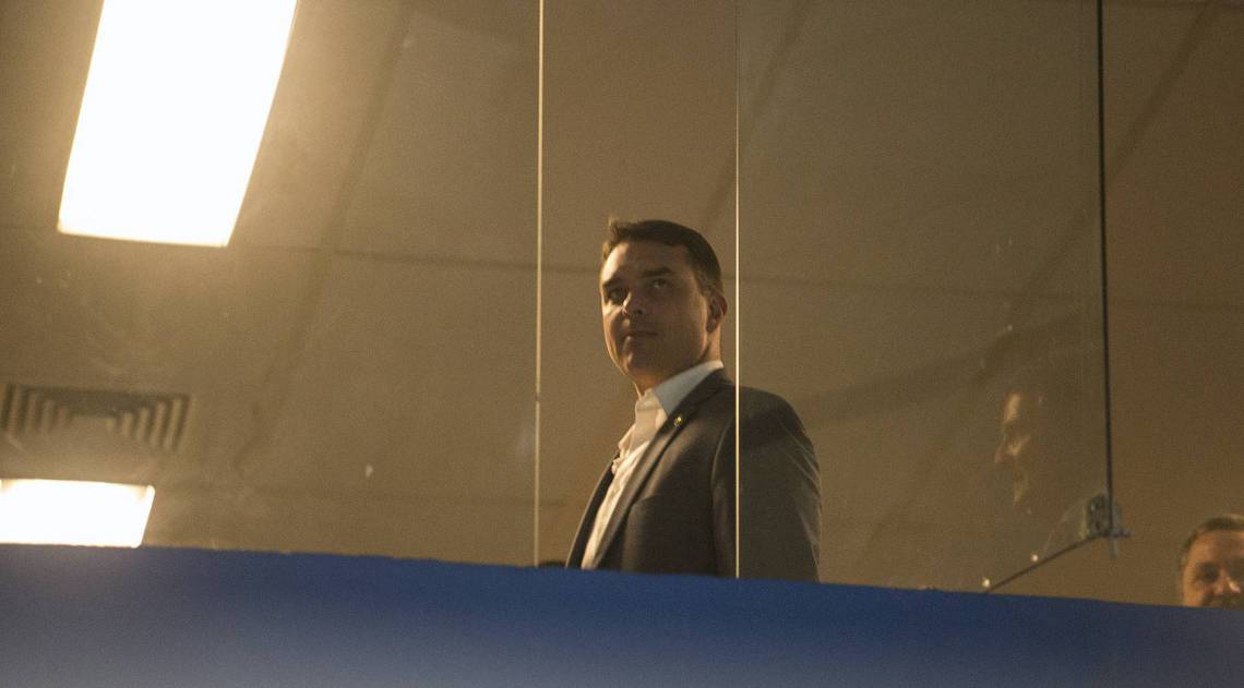 Rio - 10/04/2020 - COVID 19 - CORONAVÍRUS - Coletiva de Imprensa com o Prefeito Marcelo Crivella e o Senador Flavio Bolsonaro no Hospital de Campanha no Rio Centro. O prefeito fez questão de mostrar todas instalações que estão sendo montadas para o tratamento de vitimas da Covid-19. Foto: Daniel Castelo Branco / Agencia O Dia