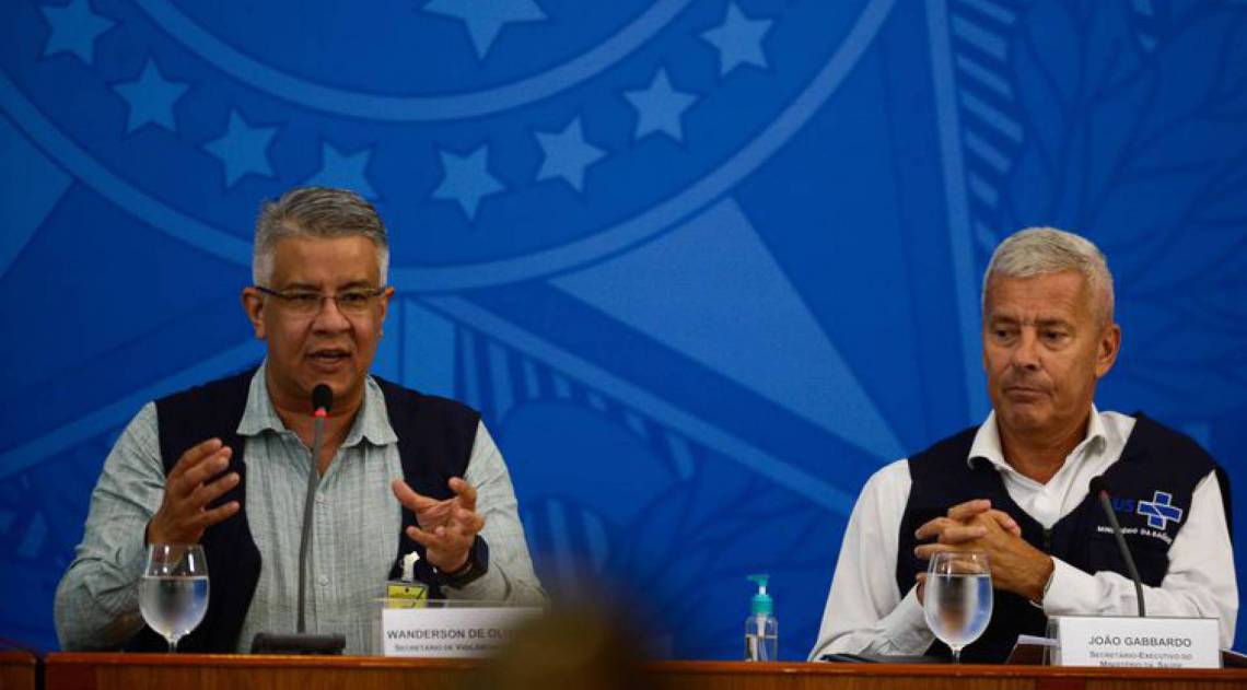 O secret&aacute;rio de Vigil&acirc;ncia em Sa&uacute;de, Wanderson de Oliveira, e o secret&aacute;rio executivo do Minist&eacute;rio da Sa&uacute;de, Jo&atilde;o Gabbardo dos Reis, durante a divulga&ccedil;&atilde;o de boletim sobre a covid-19  - Marcello Casal Jr/Ag&ecirc;ncia Brasil