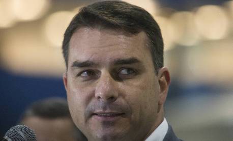 Flávio Bolsonaro publica vídeo com funk pornográfico e imagens da chegada do pai, mas apaga