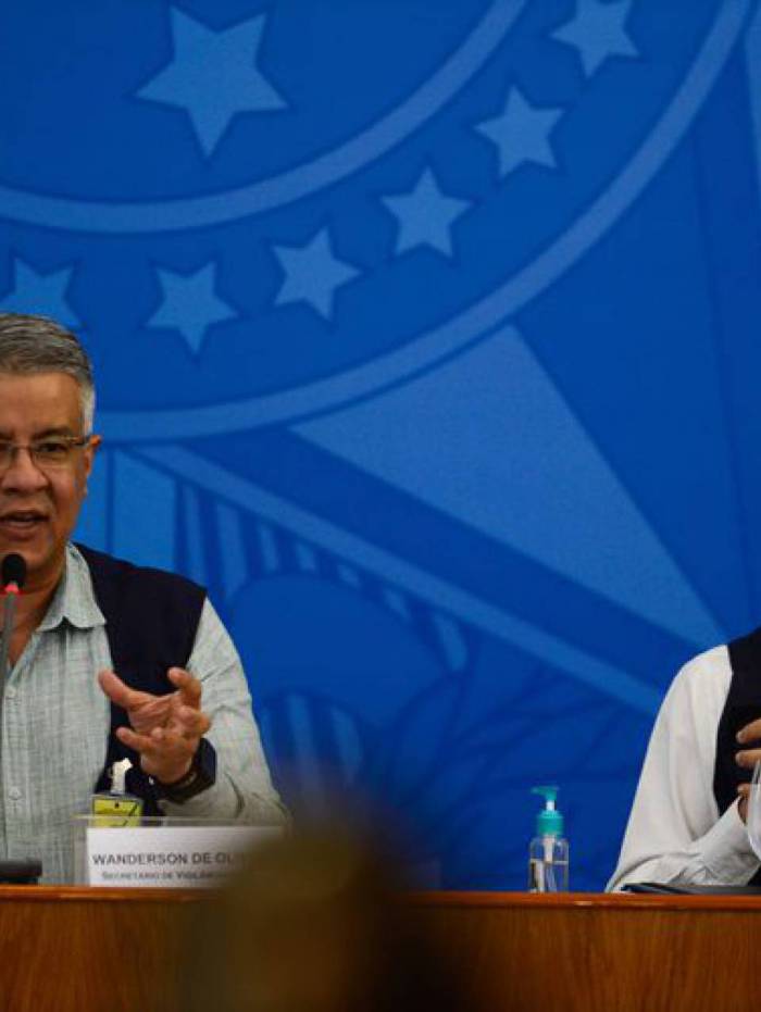 O secret&aacute;rio de Vigil&acirc;ncia em Sa&uacute;de, Wanderson de Oliveira, e o secret&aacute;rio executivo do Minist&eacute;rio da Sa&uacute;de, Jo&atilde;o Gabbardo dos Reis, durante a divulga&ccedil;&atilde;o de boletim sobre a covid-19 