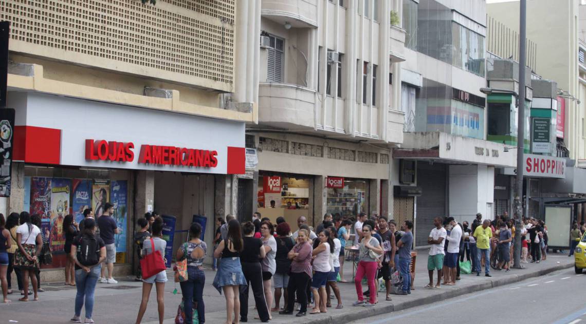 Longa fila para comprar chocolate na Praça Saens Peña, na Tijuca - Ricardo Cassiano/Agencia O Dia