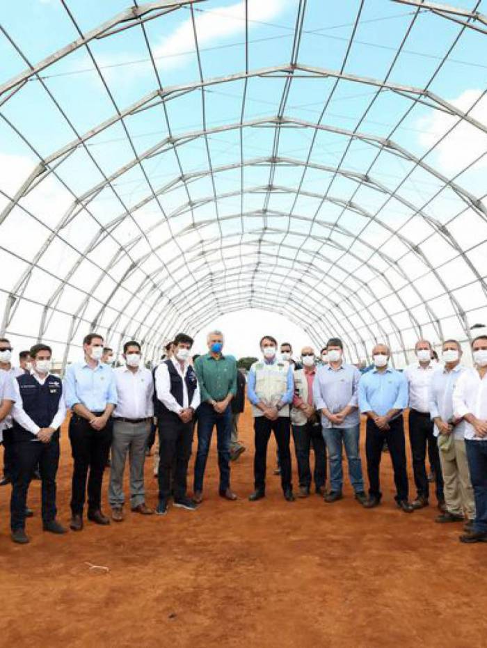 No in&iacute;cio da visita ao hospital em contru&ccedil;&atilde;o, Bolsonaro, assim como sua equipe, ainda usava m&aacute;scara