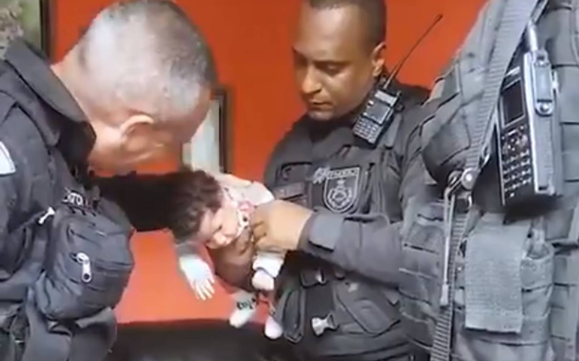 PMs salvam bebê engasgada em Três Rios