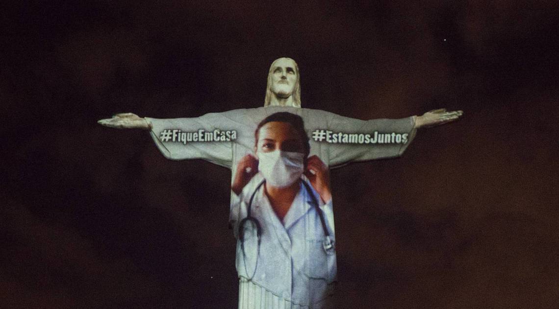 Rio - 12/04/2020 - COVID 19 - CORONAVÍRUS - Missa e Projeções em  homenagem as pessoas da área de Saude no Cristo Redentor, Corcovado. O ato de consagração do Brasil, realizado pelo arcebispo do Rio, Cardeal Orani João Tempesta acompanhado do Padre Omar. Foto: Daniel Castelo Branco / Agencia O Dia