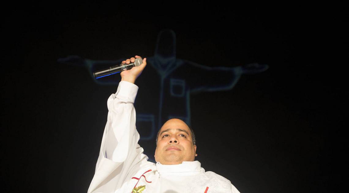 Rio - 12/04/2020 - COVID 19 - CORONAV&Iacute;RUS - Missa e Proje&ccedil;&otilde;es em  homenagem as pessoas da &aacute;rea de Saude no Cristo Redentor, Corcovado. O ato de consagra&ccedil;&atilde;o do Brasil, realizado pelo arcebispo do Rio, Cardeal Orani Jo&atilde;o Tempesta acompanhado do Padre Omar. Foto: Daniel Castelo Branco / Agencia O Dia