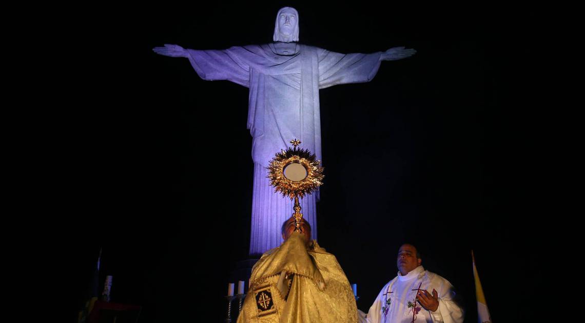 Rio - 12/04/2020 - COVID 19 - CORONAV&Iacute;RUS - Missa e Proje&ccedil;&otilde;es em  homenagem as pessoas da &aacute;rea de Saude no Cristo Redentor, Corcovado. O ato de consagra&ccedil;&atilde;o do Brasil, realizado pelo arcebispo do Rio, Cardeal Orani Jo&atilde;o Tempesta acompanhado do Padre Omar. Foto: Daniel Castelo Branco / Agencia O Dia