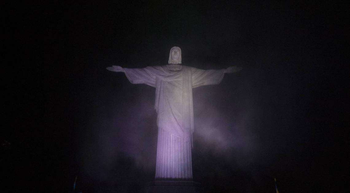 Rio - 12/04/2020 - COVID 19 - CORONAVÍRUS - Missa e Projeções em  homenagem as pessoas da área de Saude no Cristo Redentor, Corcovado. O ato de consagração do Brasil, realizado pelo arcebispo do Rio, Cardeal Orani João Tempesta acompanhado do Padre Omar. Foto: Daniel Castelo Branco / Agencia O Dia