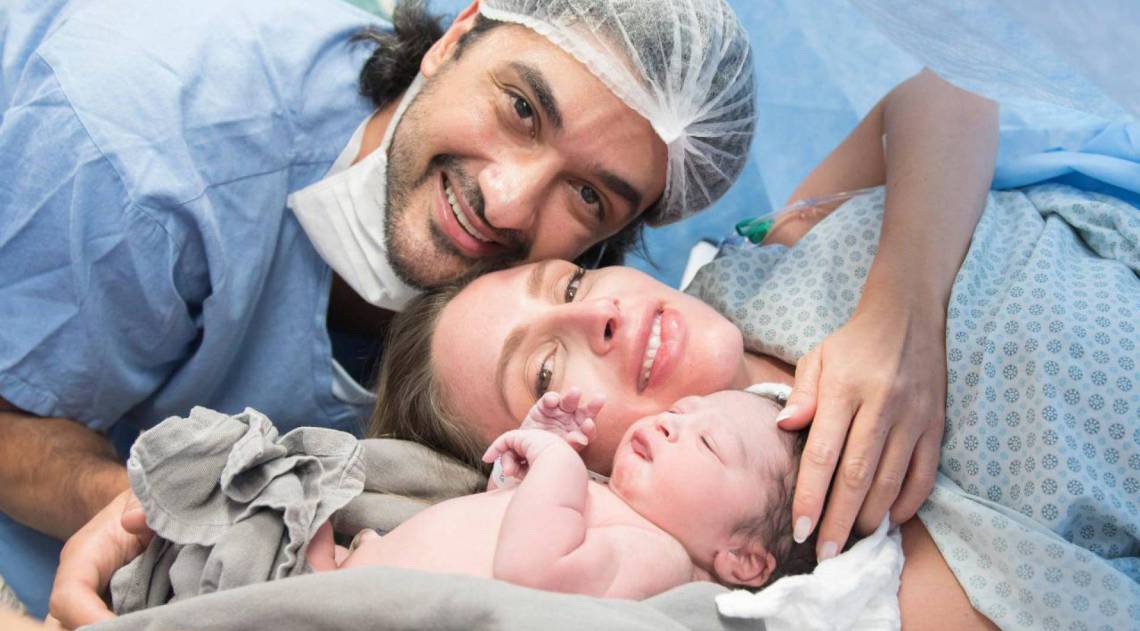 O jogador Leandro Vissotto, vice-campe&atilde;o ol&iacute;mpico de v&ocirc;lei, e a esposa, Nathalia Rholfs, com o filho Domenico, nascido no dia 8 de mar&ccedil;o de 2020