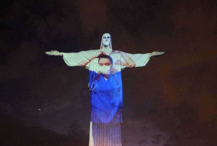 Monumento símbolo do Rio foi iluminado durante a missa pascal

