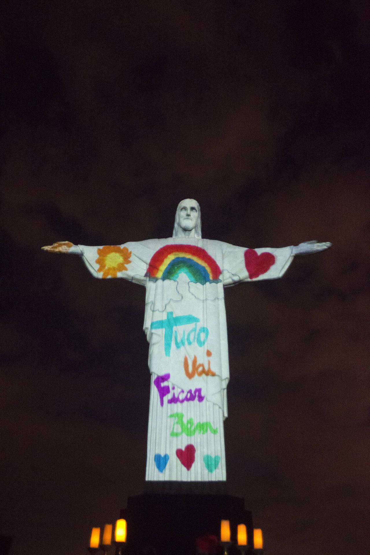 Rio - 12/04/2020 - COVID 19 - CORONAVÍRUS - Missa e Projeções em  homenagem as pessoas da área de Saude no Cristo Redentor, Corcovado. O ato de consagração do Brasil, realizado pelo arcebispo do Rio, Cardeal Orani João Tempesta acompanhado do Padre Omar. Foto: Daniel Castelo Branco / Agencia O Dia