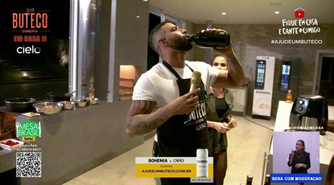 Gusttavo Lima bebe de tudo em sua live - Reprodução de internet