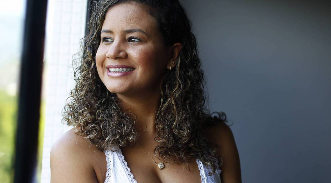 Rio de Janeiro 06/04/2020 - Kricia Fernandes curada do COVID 19 agora trabalha home office. Foto: Luciano Belford/Agencia O Dia