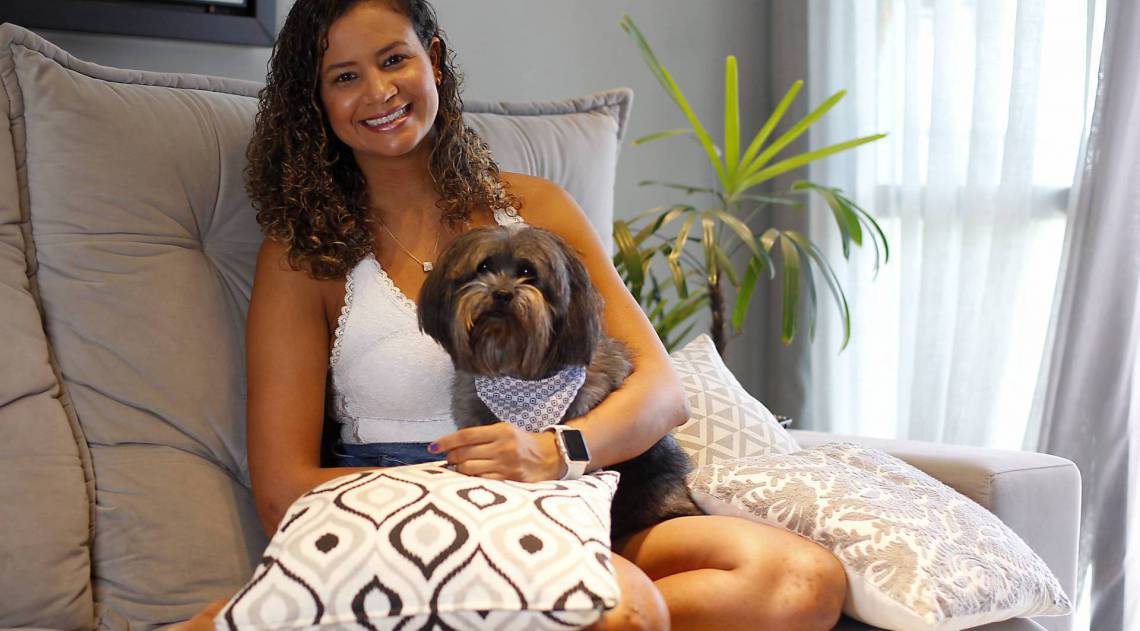 Rio de Janeiro 06/04/2020 - Kricia Fernandes curada do COVID 19 agora trabalha home office. Foto: Luciano Belford/Agencia O Dia