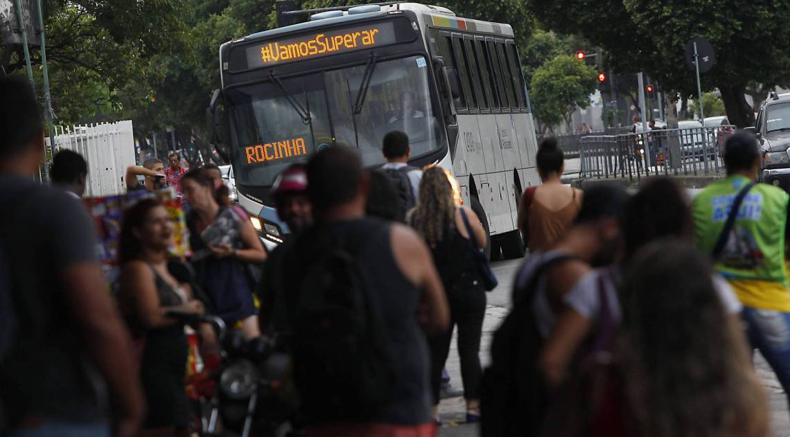 Rio de Janeiro 07/04/2020 - Coronavírus - Novo decreto de Crivella começa a valer nesta terça. Movimentacao de passageiros na Central do Brasil. Foto: Luciano Belford/Agencia O Dia