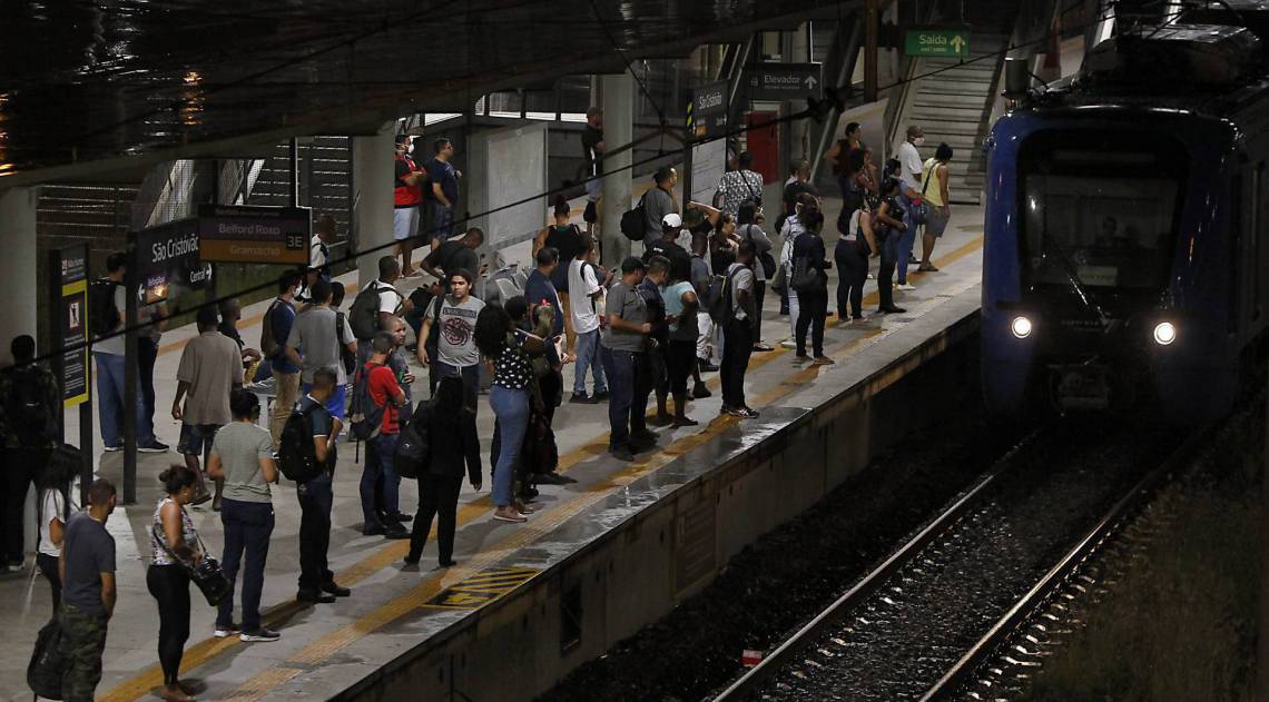 Rio de Janeiro 07/04/2020 - Coronavírus - Novo decreto de Crivella começa a valer nesta terça. Movimentação na estação da Super Via em Sao Cristóvão. Foto: Luciano Belford/Agencia O Dia