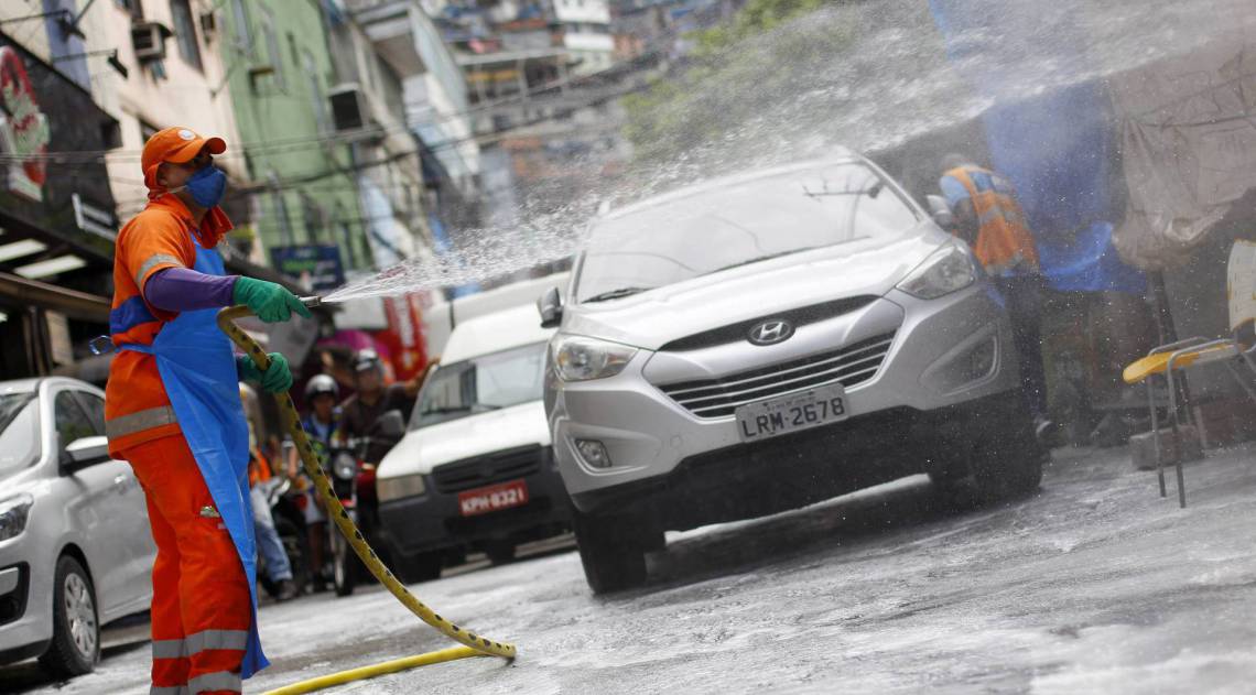 Rio de Janeiro 09/04/2020 - Comlurb faz limpeza na comunidade da Rocinha. Foto: Luciano Belford/Agencia O Dia
