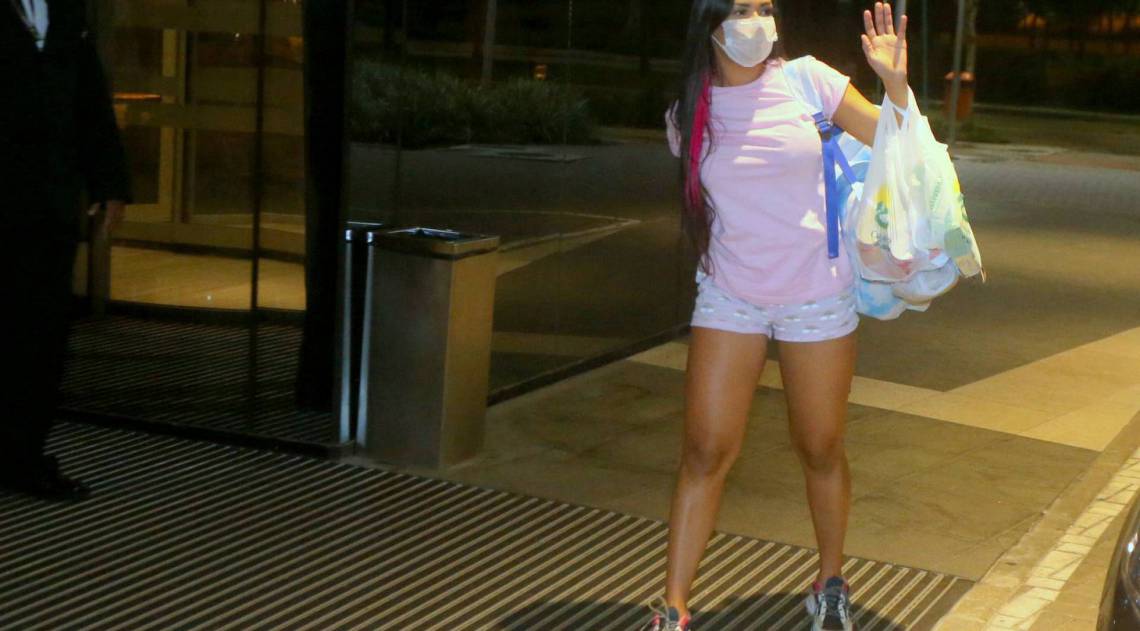 Flay chega ao hotel usando pijama e máscara