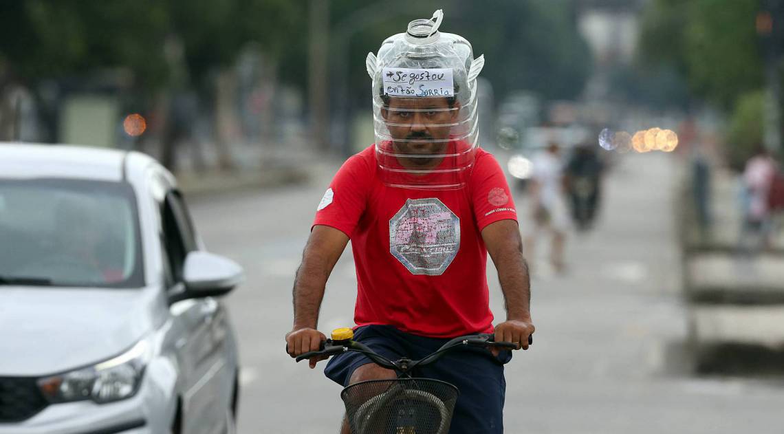 Rio - 09/04/2020 - COVID 19 - CORONAVÍRUS - Movimentação de pessoas e veículos na Av. Presidente Vargas, no Centro do Rio. Em época de quarentena, muitas pessoas pelas ruas. Na foto um cidadão utiliza, oque parece ser um galão de agua,  como 