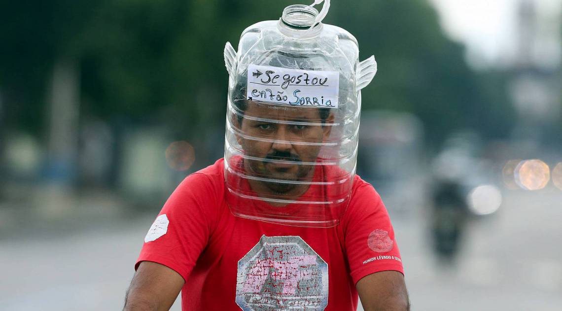 Rio - 09/04/2020 - COVID 19 - CORONAVÍRUS - Movimentação de pessoas e veículos na Av. Presidente Vargas, no Centro do Rio. Em época de quarentena, muitas pessoas pelas ruas. Na foto um cidadão utiliza, oque parece ser um galão de agua,  como 