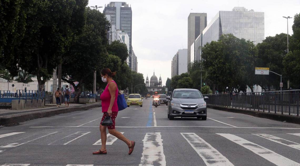 Rio - 09/04/2020 - COVID 19 - CORONAVÍRUS - Movimentação de pessoas e veículos na Av. Presidente Vargas, no Centro do Rio. Em época de quarentena, muitas pessoas pelas ruas. Foto: Daniel Castelo Branco / Agencia O Dia